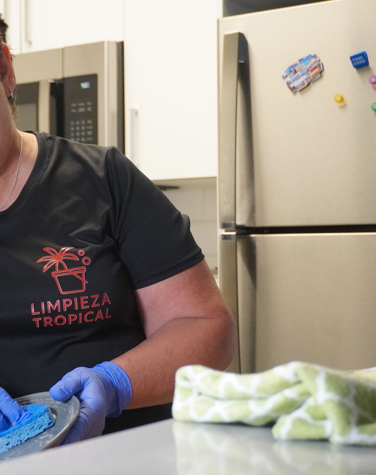 Limpieza Tropical cleaner deep cleaning a Miami home