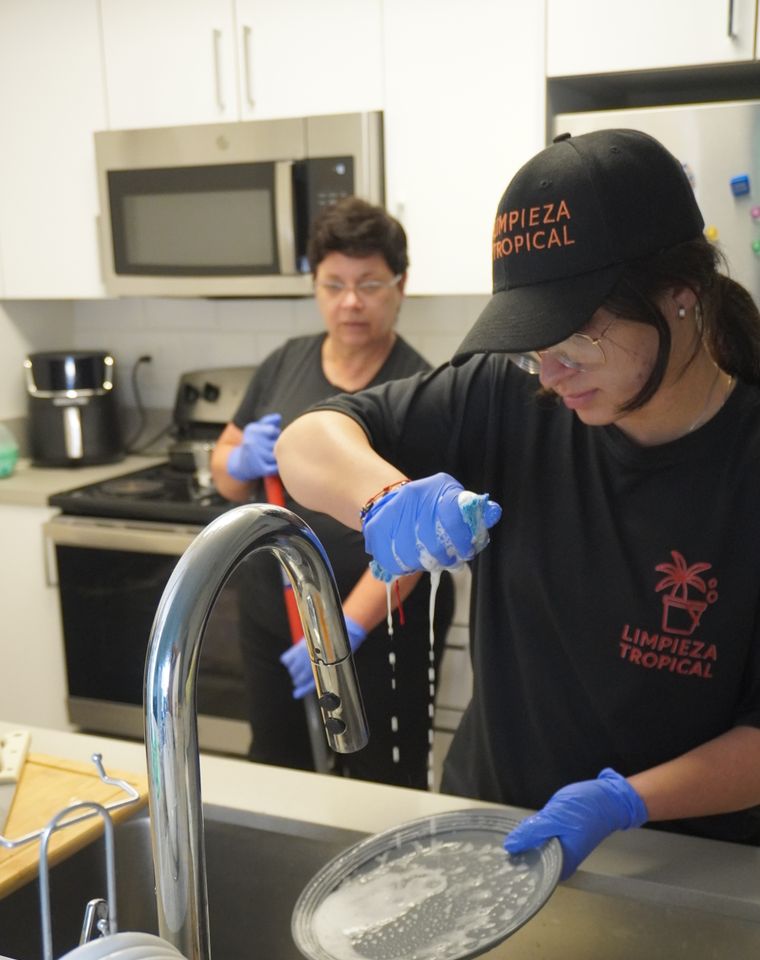 Limpieza Tropical team cleaning a kitchen in Miami