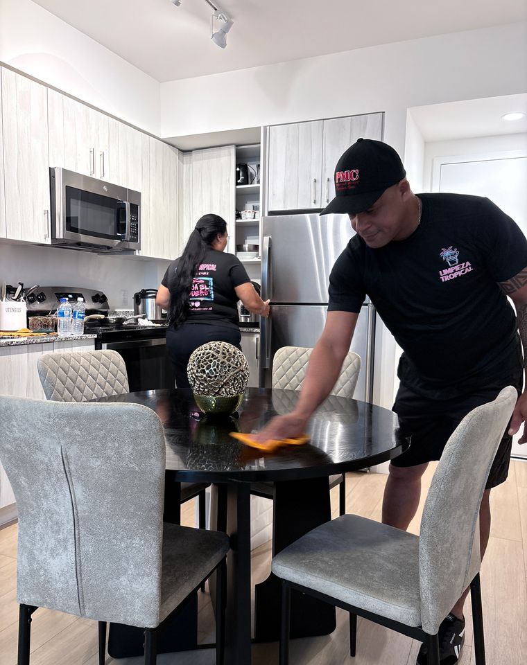 Limpieza Tropical team at work in a Miami home